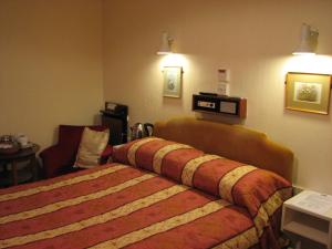 Giường trong phòng chung tại Lancaster Hotel