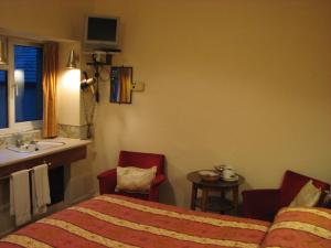 Giường trong phòng chung tại Lancaster Hotel