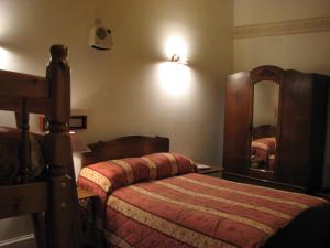 Giường trong phòng chung tại Lancaster Hotel