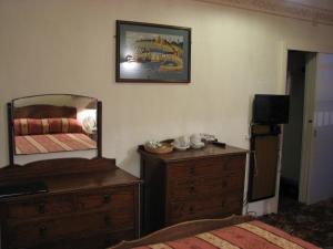 Giường trong phòng chung tại Lancaster Hotel
