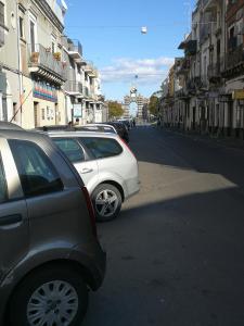 カターニアにあるLa casa di Josephの市の通りの脇に停められた車2台