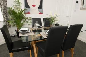 Posezení v ubytování Arma Short Stays 122 - Spacious 3 Bed Oxford House Sleeps 5 - FREE PARKNG For 2 Vehicles - Large Garden + 19 fotografií