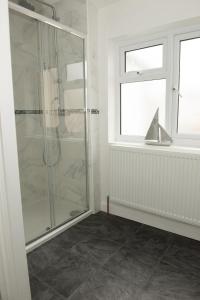 Koupelna v ubytování Arma Short Stays 122 - Spacious 3 Bed Oxford House Sleeps 5 - FREE PARKNG For 2 Vehicles - Large Garden