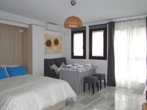 A bed or beds in a room at Pueblo Blanco