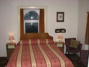 Giường trong phòng chung tại Lancaster Hotel