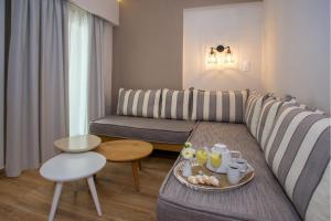 uma sala de estar com um sofá e uma mesa em The Five Keys Apartments em Limenaria