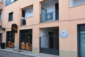 una fachada de un edificio con una tienda de donuts en B&B Terra dei Fiori, en Leverano