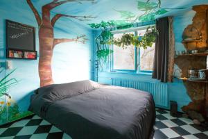 アムステルフェーンにあるArty Houseのベッドルーム1室(木の壁にベッド1台付)