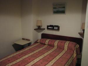Giường trong phòng chung tại Lancaster Hotel