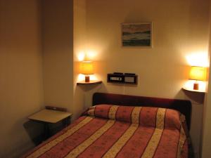 Giường trong phòng chung tại Lancaster Hotel