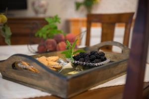 uma bandeja com uma taça de fruta sobre uma mesa em Ca' dal Pipa em Sordevolo