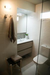 ミハスにあるCasa 2Mariposasのバスルーム(洗面台、トイレ、鏡付)