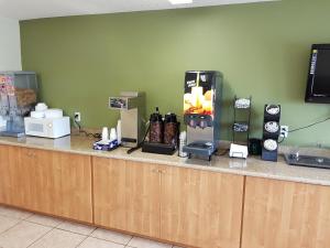Удобства за правене на кафе и чай в Split Mountain Motel