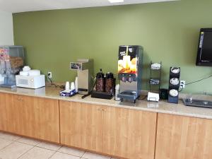 Příslušenství pro přípravu čaje a kávy v ubytování Split Mountain Motel