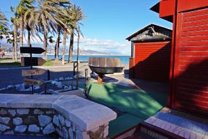 budynek z grillem przy plaży w obiekcie Modern & Stylish Loft with Breathtaking Views FREE WIFI - Close to the sea w Maladze