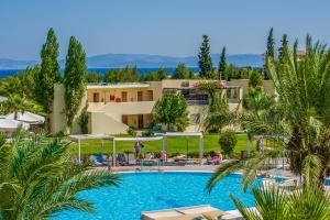 widok z powietrza na ośrodek z basenem w obiekcie Kipriotis Maris Suites w mieście Kos