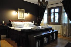 A bed or beds in a room at Anna's Mansion