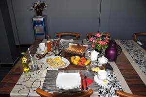 マンナールにあるHotel Agapeの食べ物と花のテーブル