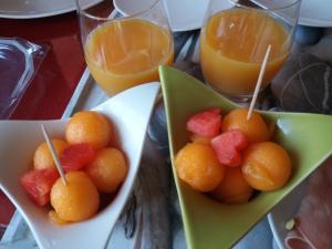 ルシヨンにあるLa Medievale du Luberonのフルーツ2杯とオレンジジュース1杯