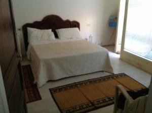 Un dormitorio con una cama grande con sábanas blancas. en Casa Vacanza Porto Luna 68, en Villasimius 27 fotos más