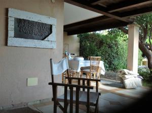 un patio con tavolo e sedie. di Casa Vacanza Porto Luna 68 a Villasimius