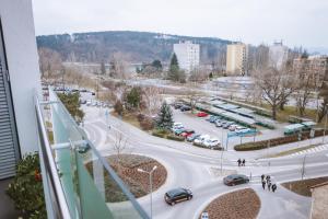 vistas a una calle con coches en la carretera en Design apartment, the city centre close to the health spa, en Piešťany