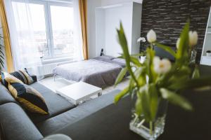 - un salon avec un canapé et un lit dans l'établissement Design apartment, the city centre close to the health spa, à Piešťany