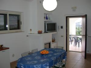 ポリコーロにあるCasa Vacanze Agriturismo BioMeleのキッチン(オレンジの入ったテーブル付)