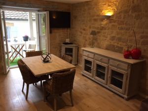 een keuken met een tafel en een tafel en stoelen bij Le Nessmann in Sarlat-la-Canéda