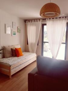 salon z łóżkiem i oknem w obiekcie Estudio Pueblo Evita 133 w mieście Benalmádena