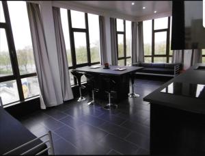 阿格德角的住宿－Black loft，带桌子的客房位于带窗户的房间内