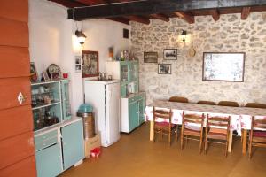 Kuchyň nebo kuchyňský kout v ubytování Apartmani Corleone