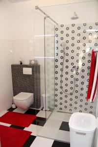 uma casa de banho com um WC e um chuveiro em Apartmani Corleone em Bilice