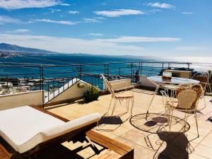 balkon z krzesłami i widokiem na ocean w obiekcie Piraeus Lux Secret w Pireusie