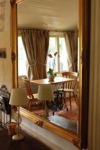 BrionにあるLe Logis du Pressoir Chambre d'Hotes Bed & Breakfast in beautiful 18th Century Estate in the heart of the Loire Valley with heated pool and extensive groundsのダイニングルームの鏡(テーブル付)