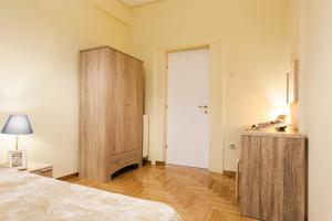 Postel nebo postele na pokoji v ubytování Private Central View rooms in Shared apartment near to Acropolis Metro Station