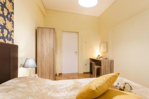 Postel nebo postele na pokoji v ubytování Private Central View rooms in Shared apartment near to Acropolis Metro Station