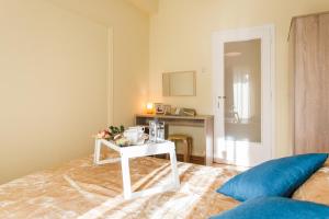 Posezení v ubytování Private Central View rooms in apartment near to Acropolis Metro Station