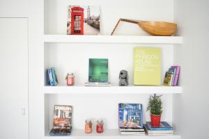 una estantería con libros y libros en Verde Apartments, en Atenas