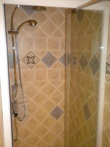 W łazience znajduje się prysznic ze szklanymi drzwiami. w obiekcie L'ancolie w mieście Briançon
