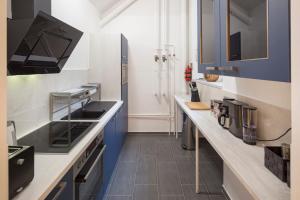 A kitchen or kitchenette at City Apartment in Kreuzberg