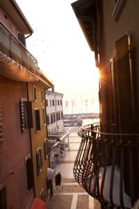 巴多利诺Appartamenti La Grotta的享有大楼阳台的景色