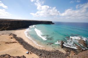 z powietrza widok na plażę z oceanem w obiekcie Marine Lovers - Jacuzzi Fuerteventura w mieście Gran Tarajal