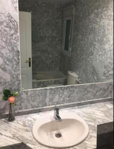 Et badeværelse på Puerto Banus with private garden