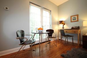 ein Esszimmer mit Stühlen, einem Tisch und einem Fenster in der Unterkunft Magnolia Studios in Chicago