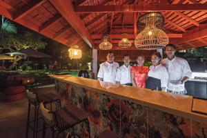 Un grupo de personas de pie en un bar en The Sunset Beach Resort & Spa, Taling Ngam, Ko Samui, en Taling Ngam 46 fotos más