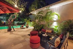 un patio amueblado y una piscina por la noche en The Sunset Beach Resort & Spa, Taling Ngam, Ko Samui, en Taling Ngam