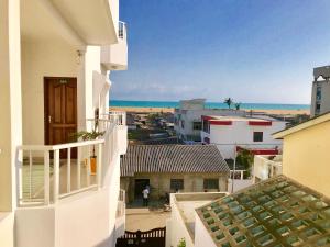 - un balcon offrant une vue sur l'océan dans l'établissement Dodoo Lodge, à Cotonou