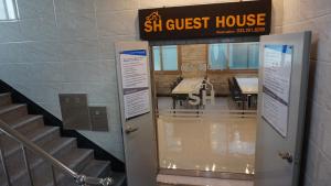 eine Tür zu einer Pension mit einem Esszimmer in der Unterkunft Sh Guesthouse in Chuncheon
