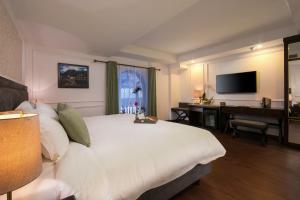 Televiisor ja/või meelelahutuskeskus majutusasutuses Hanoi Allure Hotel